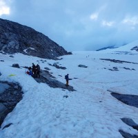 Großvenediger Nordgrat, Bild 13: Beginn des Gletschers. Ab hier mit Seil und Pickel. Steigeisen sparen wir uns noch aufgrund der guten Bedingungen.