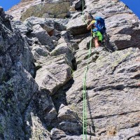 Zsigmondyspitze 53: Kurz bevor die 4er-Seilschaft den Gipfel erreicht, steigen wir ab. Unser etwas zu kurzes Seil (50m) erschwert das Abseilen etwas.