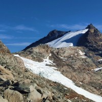Olperer Südostgrat 13: Hält man sich rechts, kann man über den Nordgrat (II - III) zum Gipfel aufsteigen. Dabei erreicht man auch das Skigebiet