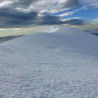 Das Plateau des Schneebergs mit dem Klosterwappen im Hintergrund