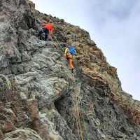 Bernina-Überschreitung 57: Der Abstieg ist zäh. Abklettern und Abseilen mit Steigeisen.
