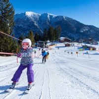 Kinder beim Skifahren in Achenkirch am Achensee