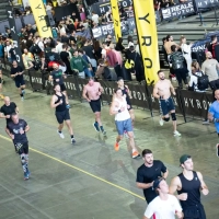 Blick von oben auf die Hyrox-Teilnehmer