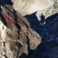 Acherkogel Nordostgrat 39: Zwischen Signalspitze und Acherkogel ist deutlich sichtbar der Abstiegsweg markiert.