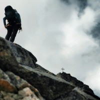 Watzespitze 32: Blick auf das Gipfelkreuz