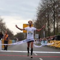 Nic Ihlow siegte beim Leipzig Marathon 2025 zum vierten Mal in Serie
