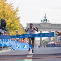 Tigist Assefa siegt beim Berlin Marathon 2022 mit neuen Streckenrekord. Foto: SCC EVENTS/camera4_Tilo Wiedensohler