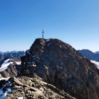 Hochvernagtspitze 30: Das Gipfelkreuz in Sicht.