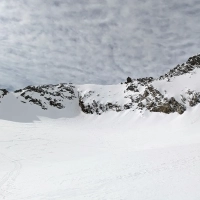 Essener Spitze Update 2024: Bei guter Schneelage ist ein Aufstieg links in die Scharte neben der Steilrinne möglich.