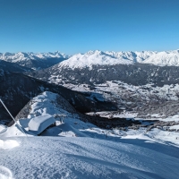 Sechszeiger Skitour 08: Blick vom Gipfel auf die Bergstation.