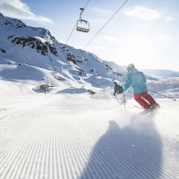Skifahrer ziehen Schwünge (C) Zillertal Arena / Johannes Sautner