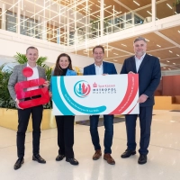 Matthias Wittmann (Sparkasse Nürnberg), Nürnbergs Schul- und Sportreferentin Cornelia Trinkl, Fürths Sportbürgermeister Markus Braun und Adolf Dodenhöft (Sparkasse Fürth), freuen sich auf eine weitere Zusammenarbeit.