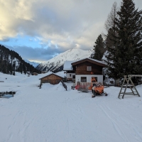 Skitour Tonigenkogel 12: Einkehr bei der Sulztalalm.