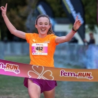 Siegerin Johanna Ewert beim Frauenlauf Hannover fem.run 2025