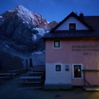 Monte Cevedale Hochtour 02: Nach etwa einer Stunde Gehzeit sind die rund 600 Höhenmeter vom Tal zur Schaubachhütte geschafft. Im Hintergrund der Ortler