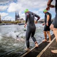 Start zum Köln Triathlon bei beeindruckendem Ambiente