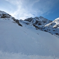 Skitour Schuchtkogel 04: Das letzte Drittel der Notabfahrt hinauf zum Skigebiet am Pitztaler Gletscher.