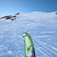 Skitour Glockturm 20: Ab hier Aufstieg mit Skier am Rucksack. Denn dieser Abschnitt ist wieder stellenweise eisig und sehr steil. Abfahren ist möglich, wenn auch anspruchsvoll.