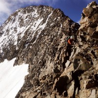 Bernina-Überschreitung 79: Piz Zupo im Hintergrund. Nun meist knapp unterhalb des Grates klettern