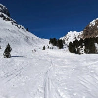 Skitour Hoher Seeblaskogel 04: Danach länger im flachen Bereich zur Längentaleralm und weiter in den flachen Talboden.