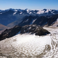Hochvernagtspitze 31: Blick vom Gipfel auf den spaltenreichen Vernagtfener. Rechts die Abstiegsroute.