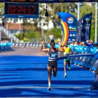 Sanlam-Marathon 2023: Siegerin Tsige Abreha im Ziel  (Foto: Johan Minnaar)
