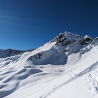 Skitour Tagweidkopf 13: Zu Beginn wird wieder ein Stück bergab gefahren. Wer also vom Tagweidkopf über die Fernpassrinne bergabfahren möchte, muss zwischendurch wieder kurz anfellen.