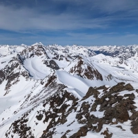 Skitour Schuchtkogel 29: Blick vom Schuchtkogel zum Nordgrat. Über diesen ist kein Weg zum Gipfel möglich.