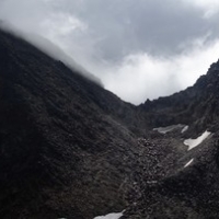 Bergtour-Hoher-Riffler-26: Bewölktes Panorama auf den Hohen Riffler (links) und das Blankahorn (rechts)