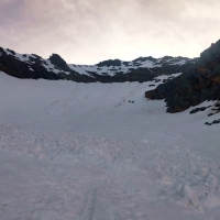 Großglockner Aufstieg 08: Je nach Schneelage wird rechts der Einstieg in den Klettersteig (B) zur Adlersruhe genommen. Im Frühsommer kann über den Schnee sehr weit nach oben aufgestiegen werden.