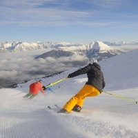 Skifahren mit Blick ins Tal (C) Sepp Mallaun