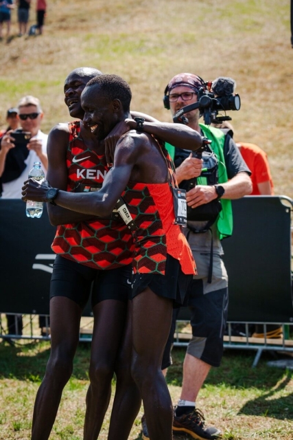 Patrick Kipngeno aus Kenia (r.) holt Gold und sein Landsmann Levi Kiprotich gewinnt Bronze. Foto: © WMTRC 2023 / roast media